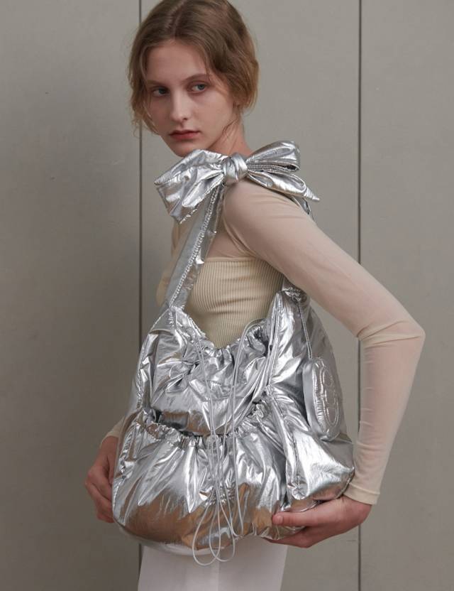 의류 및 잡화 브랜드 '아떼 바네사브루노'의 '르봉백' 라인 중 실버 색상이 가장 인기를 얻고 있다. 무신사 제공