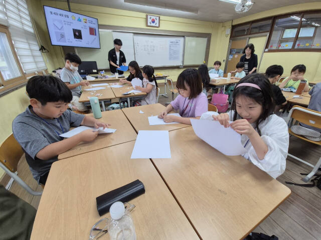 수원 구운초 학생들이 카이스트 멘토단과 ‘리더십&녹색 첨단산업 융합 캠프’를 진행하고 있다. 구운초등학교 제공