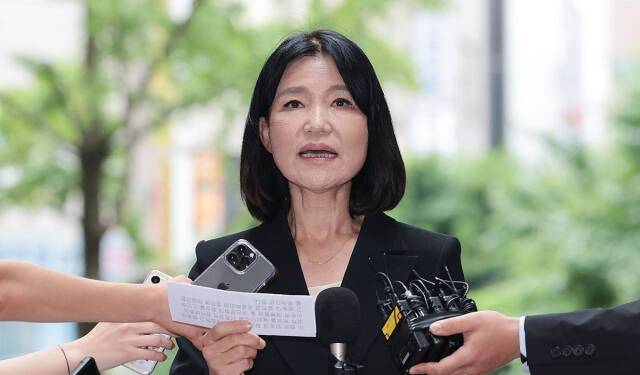 이진숙 방송통신위원장 후보자가 지난 8일 오전 인사청문회 준비 사무실이 마련된 경기도 과천시의 한 오피스텔 건물로 첫 출근하며 준비해 온 글을 읽고 있다. 연합뉴스