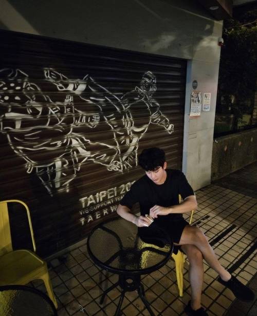 김수현이 대만 길거리에서 편안한 모습으로 근황을 공개했다. 사진=김수현 SNS