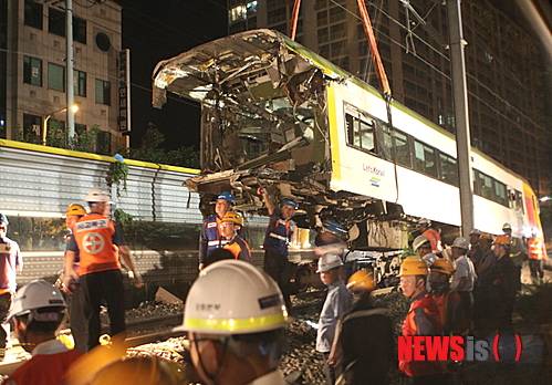 2014년 7월22일 오후 강원 태백시 문곡역으로 향하던 관광열차 중부내륙순환열차(O-train·오트레인)가 교행 신호에도 정차하지 않고 맞은편에 있던 무궁화호를 정면으로 충돌해 승객 1명이 사망하고 90여명이 부상을 입었다. 다음날 오전 코레일 사고복구반이 크레인으로 사고 열차를 끌어올리는 모습. /사진=뉴시스