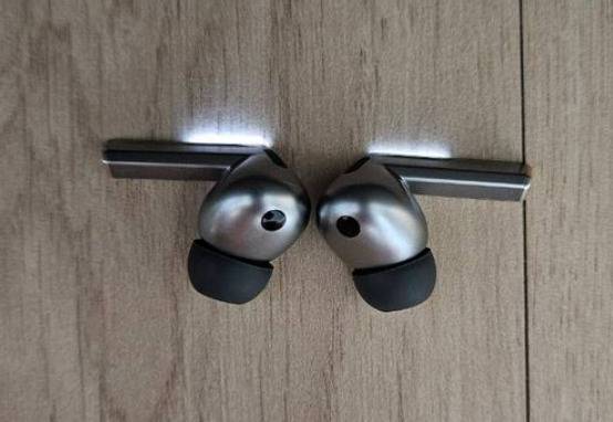 갤럭시 버즈3 프로의 양쪽 이어버드 조명 밝기가 다른 모습. [온라인 커뮤니티 갈무리]