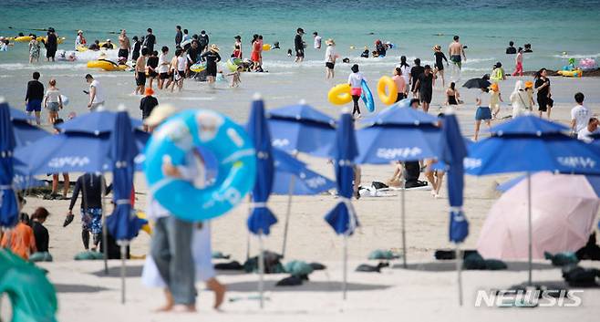 [제주=뉴시스] 우장호 기자 = 폭염특보가 발효 중인 21일 오후 제주시 협재해수욕장을 찾은 관광객들이 시원한 바닷물에 몸을 담그며 즐거운 시간을 보내고 있다. 2024.07.21. woo1223@newsis.com