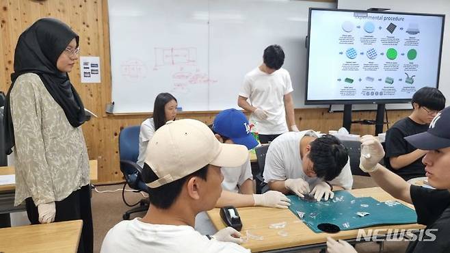 [전주=뉴시스]윤난슬 기자 = 전북대학교 LINC3.0 사업단이 방학 중 학생 비교과 교육의 하나로 운영 중인 '반도체 제조 공정 실습 교육프로그램이' 대기업 취업으로 이어지며 실효를 거두고 있는 것으로 나타났다.(사진=전북대 제공)