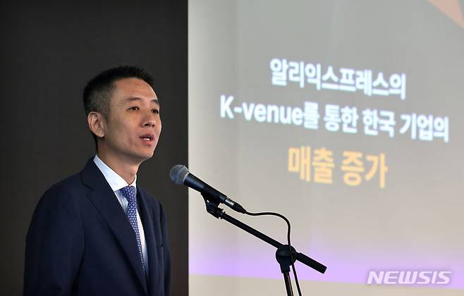 [서울=뉴시스] 김금보 기자 = 앤드류 정 알리바바닷컴 부대표가 22일 서울 중구 더 플라자 호텔에서 열린 '알리바바닷컴의 한국 기업 글로벌 비즈니스 지원 성과 발표 기자간담회'에서 발표를 하고 있다. 2024.07.22. kgb@newsis.com