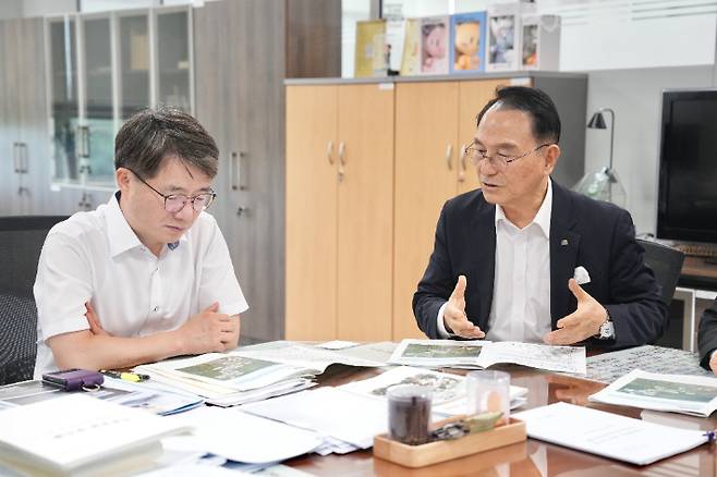 22일 박상돈 천안시장(오른쪽)이 기재부를 방문해 2025 정부예산 확보 사업에 대해 건의하고 있다. 천안시 제공