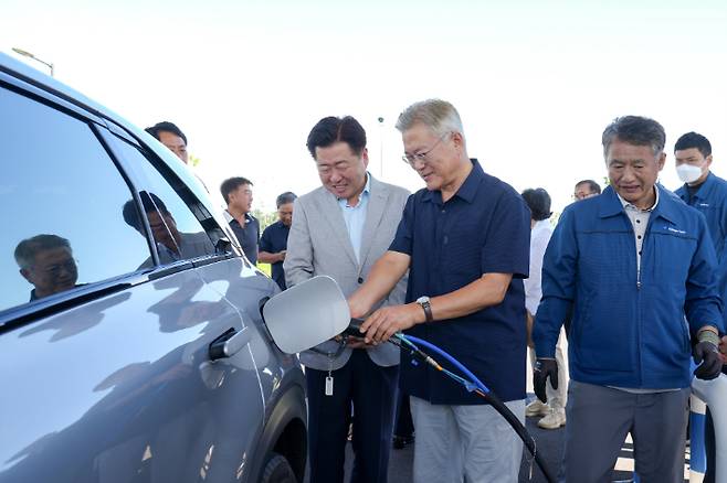 문재인 전 대통령이 22일 제주 그린수소 생산시설 현장을 방문했다. 제주도 제공