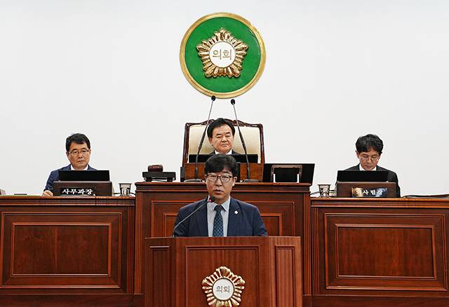 ▲22일 태백시의회 제278회 시의회 임시회 제6차 본회의에서 정연태 의원이 5분 자유발언을 통해 집행부를 질타하고 있다. ⓒ태백시의회