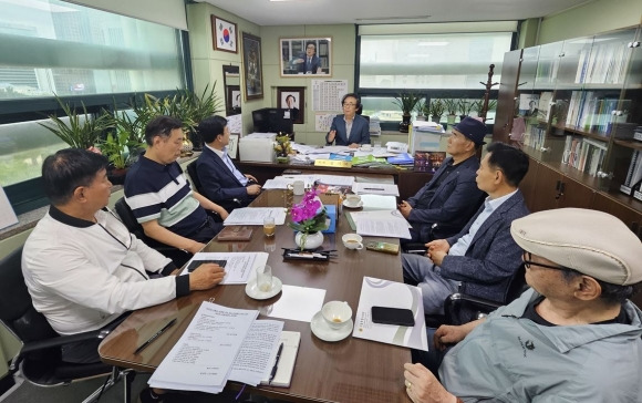 지난 17일 마포지역 신문사와의 시의회 후반기 의정방향 보고 간담회를 개최한 김기덕 의원(가운데)