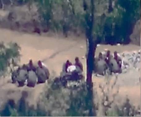 전선지역의 북한군 모습 - 불모지 조성, 방벽 설치 등 대규모 공사에 투입된 북한군들이 야지에 앉아 주먹밥으로 식사를 하는 모습. 국방부 제공