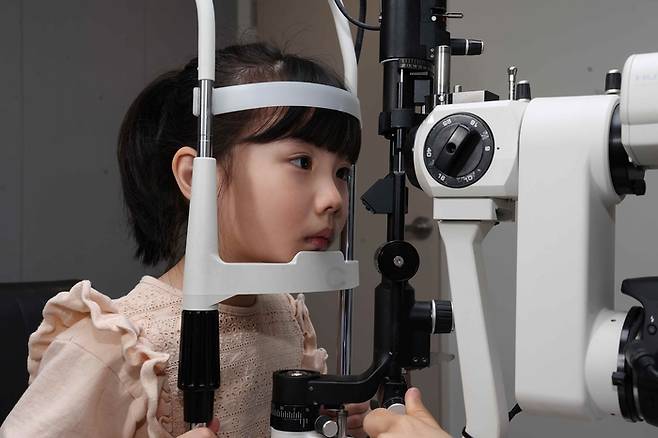 아이들의 성장기에는 근시가 진행될 수 있어 정기적인 안과 검진이 중요하다. 사진제공| 김안과병원