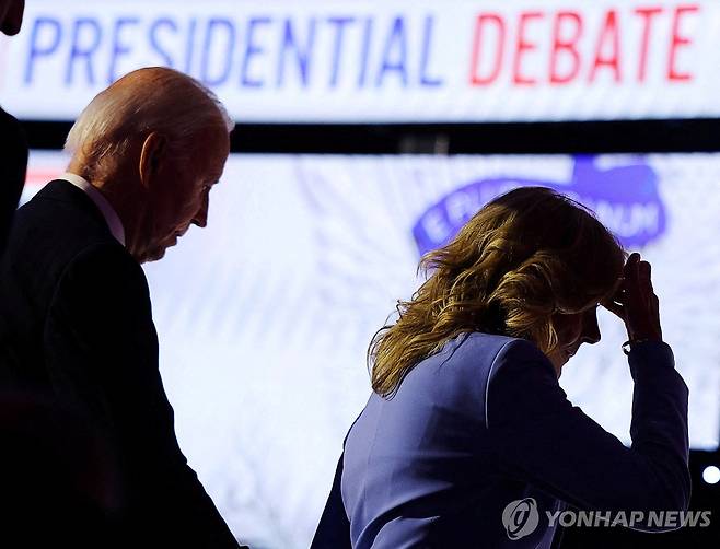 대선후보 첫 TV토론 후 조 바이든 대통령과 질 바이든 여사   June 27, 2024. REUTERS/Brian Snyder/File Photo