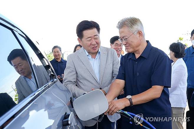 그린수소 충전 체험하는 문재인 전 대통령 (제주=연합뉴스) 문재인 전 대통령이 오영훈 제주지사(앞줄 맨 왼쪽)와 함께 22일 제주시 함덕 그린수소 충전소를 방문해 수소차에 그린수소를 충전하는 체험을 해 보고 있다. 2024.7.22 [제주도 제공.재판매 및 DB 금지] koss@yna.co.kr