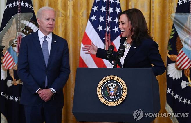 과거 해리스 연설을 지켜보는 바이든 (워싱턴 AFP=연합뉴스) 조 바이든 미국 대통령이 대선을 107일 앞둔 21일(현지시간) 민주당 대선 후보직 전격 사퇴를 발표했다.
 바이든 대통령은 성명 발표 직후에 자신의 러닝메이트인 카멀라 해리스 부통령을 당 대선 후보로 지지한다는 입장을 밝혔다. 사진은 2021년 6월 백악관에서 해리스 부통령의 연설 장면을 지켜보는 바이든 대통령의 모습. [자료사진] 2024.07.22 khmoon@yna.co.kr