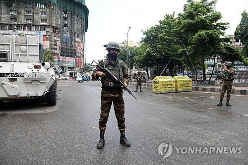 경계서는 방글라데시 군인들 (다카 EPA=연합뉴스) 22일(현지시간) 방글라데시 수도 다카 거리에서 방글라데시 군인들이 경계 근무를 서고 있다. 2024.7.22. photo@yna.co.kr