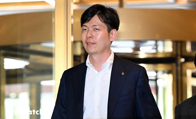 신동빈 롯데그룹 회장의 장남 신유열 롯데지주 미래성장실장이 19일 오후 서울 송파구 롯데호텔월드에서 열린 2024 하반기 롯데VCM(사장단 회의)에 참석하고 있다./사진=이명근 기자 qwe123@
