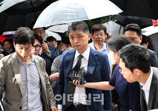 SM엔터테인먼트 시세 조종 의혹과 관련해 검찰 수사를 받아온 카카오 창업자 김범수 경영쇄신위원장이 22일 오후 서울 양천구 남부지방법원에서 구속 전 피의자 심문(영장실질심사)에 출석하고 있다.(사진= 방인권 기자)