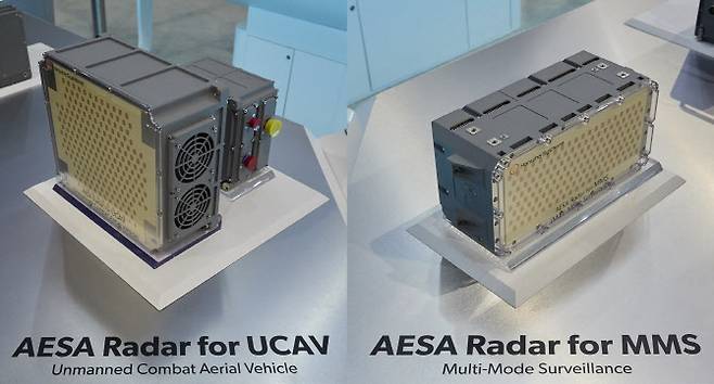 한화시스템이 영국 ‘판버러 국제에어쇼’에서 공랭식 기술을 적용해 소형 경량화한 AESA레이다 시리즈를 선보였다(왼쪽) 무인기용 AESA레이다, 다목적용 AESA레이다. 사진=한화시스템 제공
