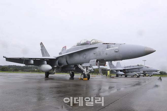 미 해병대 F/A-18 호넷이 훈련 참가를 위해 수원기지에 도착했다. (사진=공군)