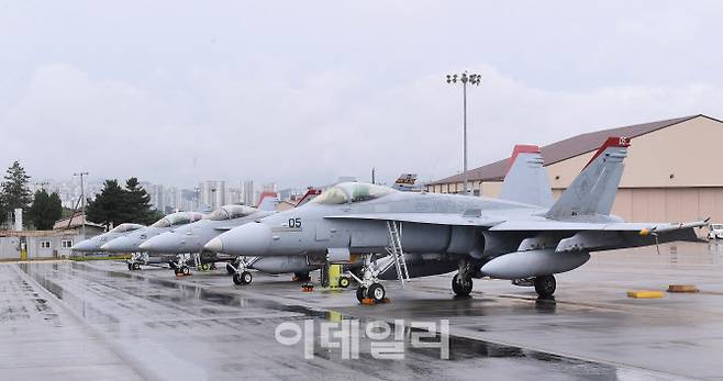 미 해병대 F/A-18 호넷이 훈련 참가를 위해 수원기지에 도착했다. (사진=공군)