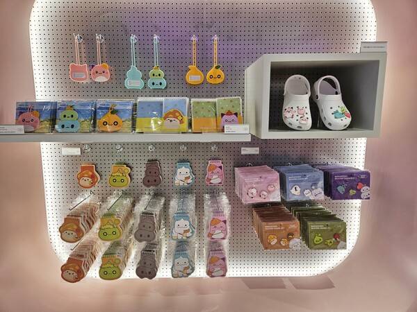 - 이 쪽도 제주 한정 굿즈들이다