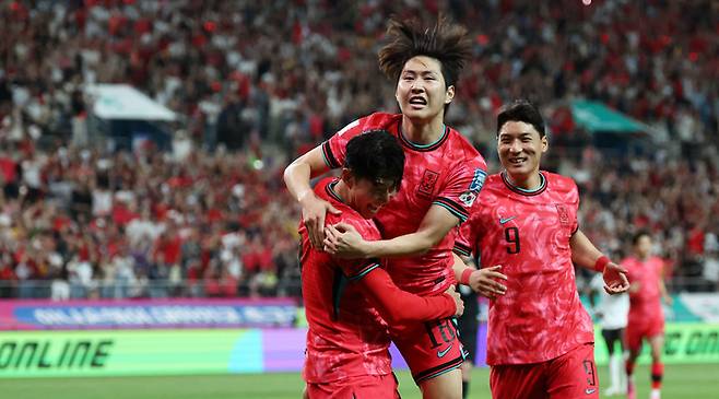 득점 후 한국 축구 대표팀 손흥민에게 안기는 이강인