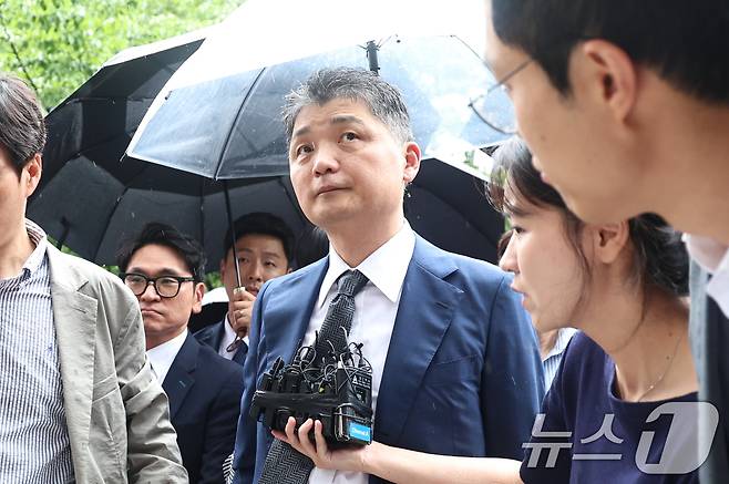 SM엔터테인먼트 시세조종 의혹을 받는 김범수 카카오 경영쇄신위원장이 22일 오후 서울 양천구 서울남부지방법원에서 구속 전 피의자심문(영장실질심사)을 받기 위해 출석하고 있다. 2024.7.22/뉴스1 ⓒ News1 구윤성 기자