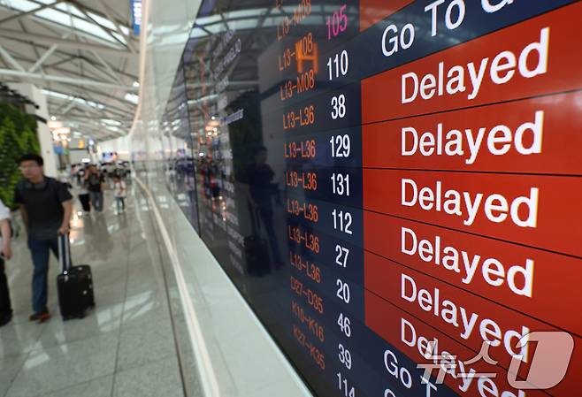 인천국제공항 출국장 전광판에 항공편 지연을 알리는 안내가 표시되고 있다. 19일 미국 마이크로소프트(MS) 클라우드 서비스 장애와 관련해 인천공항에 취항하는 국내외 항공사들의 발권시스템 먹통으로 항공기 지연·결항이 속출했다. 2024.7.21/뉴스1 ⓒ News1 구윤성 기자