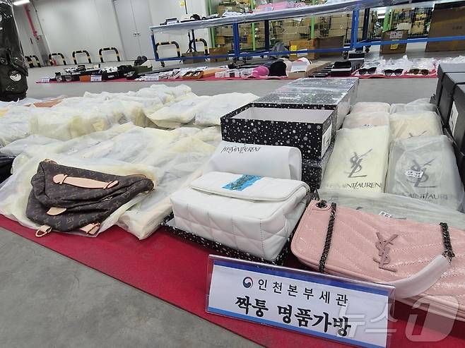 인천세관은 지난 4월부터 6월까지 중국발 e커머스(타오바오, 알리익스프레스)를 통해 국내에 들어온 짝퉁제품 5만여개를 적발했다. 이중 해외 명품 모방 제품은 1만890개, 국내 브랜드 사칭 상품은 1497개로 집계됐다. ⓒ News1 이시명 기자