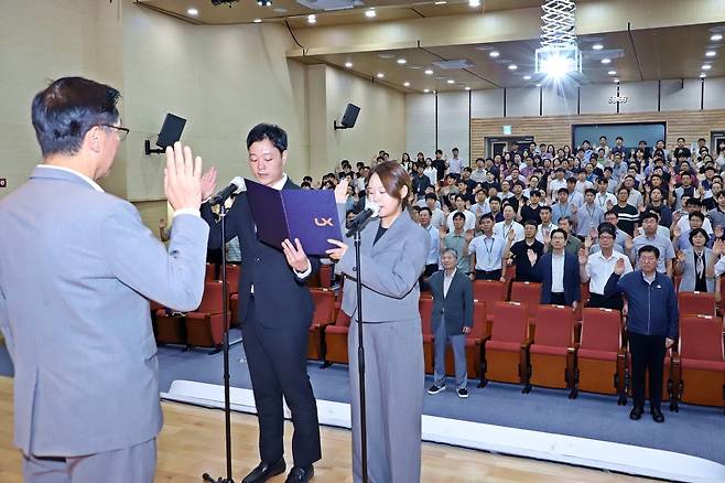 한국국토정보공사(LX) 직원인 황보종재·김연주 씨가 윤리 헌장 선서를 하고 있다. /한국국토정보공사(LX) 제공