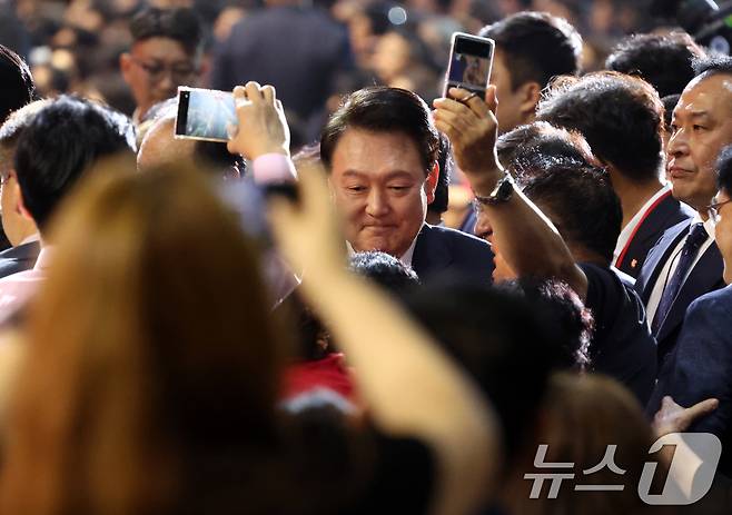 윤석열 대통령이 23일 경기 고양시 킨텍스에서 열린 제4차 국민의힘 전당대회에 입장하며 당원들에게 인사하고 있다. 2024.07.23. ⓒ News1 이광호 기자