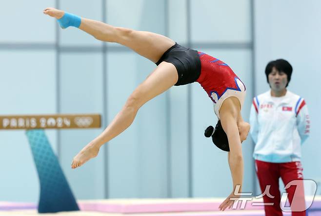 2024 파리올림픽에 참가하는 북한 체조 간판 안창옥이 22일 오후(한국시간) 프랑스 파리 르 부르제 국제방송센터 내 체조 훈련장에서 마루 훈련을 하고 있다. 2024.7.22/뉴스1 ⓒ News1 박정호 기자