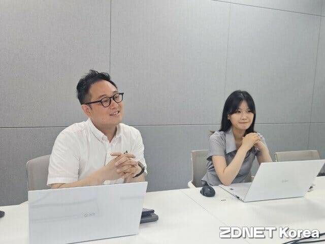 KT 관계자들이 'KT 에이센 클라우드'에 대해 설명하는 모습. (왼쪽부터) 류인량 KT 에이센 클라우드 마케팅팀 차장, 김현진 KT엠모바일 사원