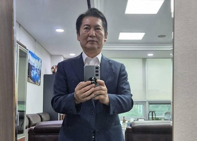 추경호 “갑질 위원장, 거울 앞에 서보라”… 정청래 “서봤다, 지극히 정상” - 더불어민주당 소속 정청래 국회 법제사법위원장이 22일 페이스북에 ‘거울 셀카’를 올리고 “추경호 의원 권유대로 거울 앞에 서봤다. 지극히 정상적인 모습 아닌가?”라고 썼다. 앞서 이날 국민의힘 추경호 원내대표는 윤석열 대통령 탄핵 청원 청문회를 강행한 정 위원장을 비판하며 “국회의원 배지를 내려놓고 잠시 거울 앞에서 본인의 모습을 살펴보라”고 했다. /정청래 페이스북