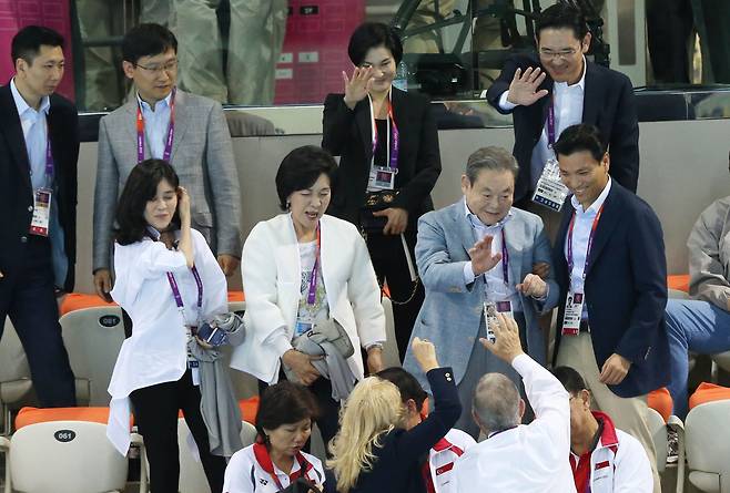 고 이건희 삼성전자 선대 회장과 부인 홍라희 리움관장, 장녀 이부진 호텔신라 사장, 이재용 회장 등 가족이 영국 런던 올림픽파크의 아쿠아틱스 센터에서 열린 2012 런던올림픽 남자 자유형 400ｍ 결승을 참관하기 위해 수영장을 찾아 지인과 인사하고 있다. /올림픽사진공동취재단