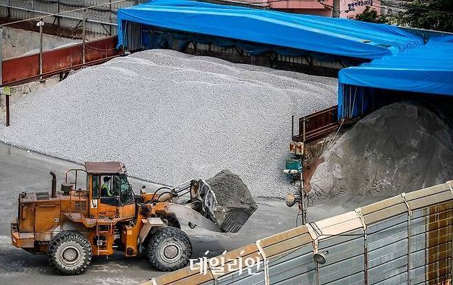 서울시내 레미콘 공장에서 작업차량이 시멘트 등을 옮기고 있다(기사 내용과 관계 없음). ⓒ뉴시스