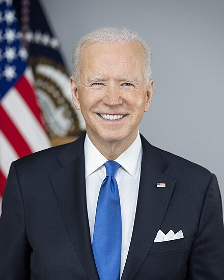 Joe_Biden_presidential_portrait.jpg 트럼프 바이든 나이 체감