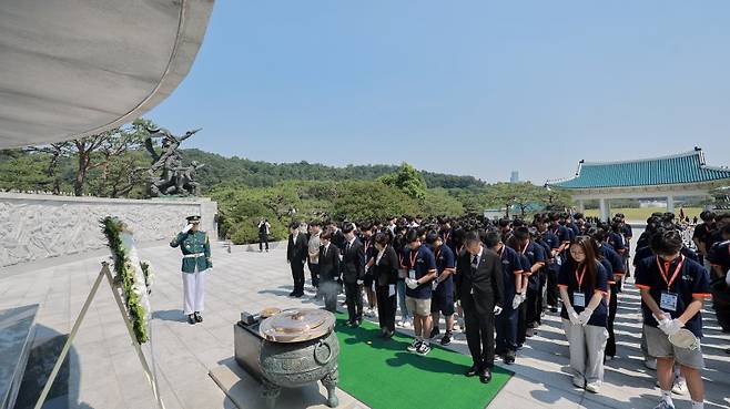 강정애 국가보훈부 장관이 나라사랑 리더십새싹 캠프 참가 학생, 국가보훈부 2030 자문단과 6월 20일 서울 동작구 국립서울현충원 현충탑을 참배하고 있다. 사진=국가보훈부 제공