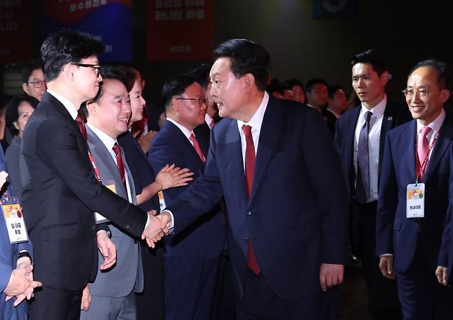 윤석열 대통령이 23일 오후 경기 고양시 킨텍스에서 열린 국민의힘 제4차 전당대회에 입장하며 한동훈 당대표 후보와 인사하고 있다. 사진=연합뉴스