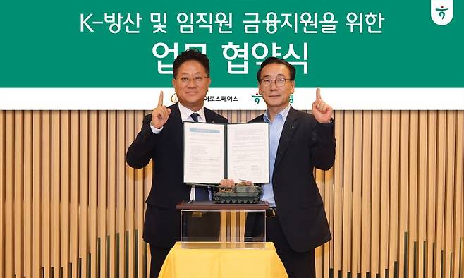 하나은행이 23일 서울 중구 하나은행 본점에서 한화에어로스페이스와 방산 수출 지원을 위한 업무협약을 체결했다고 밝혔다. 전우홍 하나은행 중앙영업그룹 부행장(오른쪽)과 박지철 한화에어로스페이스 재무실장이 기념촬영을 하고 있다. 하나은행 제공