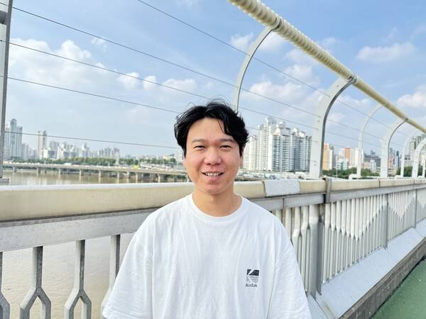 왜 색소폰이냐는 물음에 이진우씨는 이렇게 답했다. “들고 다니기 편하고 아무데서나 바로 불 수 있으니까요.” 강성만 선임기자