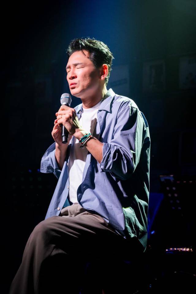 3월 14일 서울 종로구 동숭동 학전블루 소극장에서 열린 '학전 어게인 콘서트'에서 배우 황정민이 김민기 작사·작곡의 '작은 연못'을 부르고 있다. HK엔터프로 제공