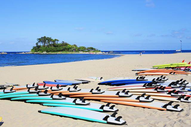 진하해수욕장에서는 서핑을 비롯한 다양한 해양레포츠를 즐길 수 있다. 한국관광공사 제공