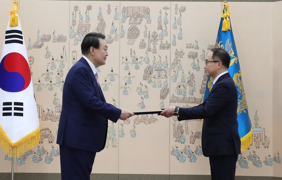 윤석열 검찰총장 시절 대검찰청 기획조정부장이자 '윤석열 라인'으로 꼽혔던 이원석 검찰총장은 지난해 말부터 대통령실과의 대립각이 점차 선명해졌다. 이재명 전 더불어민주당 대표에 대한 구속영장 기각과 도이치모터스 사건에 대한 처분 지연 등에 이어 올해 초엔 김 여사 소환조사 문제를 놓고 갈등을 빚었다. 대통령실사진기자단