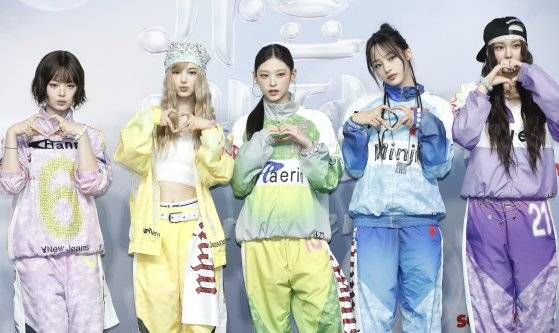 뉴진스 하니(왼쪽부터)와 다니엘, 해린, 민지, 혜인이 21일 오후 인천광역시 중구 인스파이어 아레나에서 열린 '2024 SBS 가요대전 서머' 블루카펫 행사에서 포즈를 취하고 있다. 뉴스1