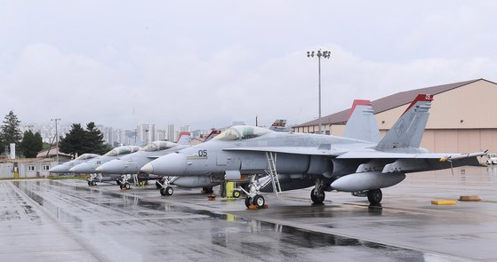 미국 해병대 F/A-18 호넷이 훈련 참가를 위해 수원기지에 정대되어 있다. 공군은 7월 23일(화)부터 8월 8일(목)까지 美 해병대 F/A-18 호넷, F-35B와 韓 (K)F-16, FA-50, F-15K 등이 참가한 가운데 동맹 내 전투기 특성이해 및 연합작전 수행능력 향상 도모를 위한 연합공중훈련을 실시한다. 사진 공군