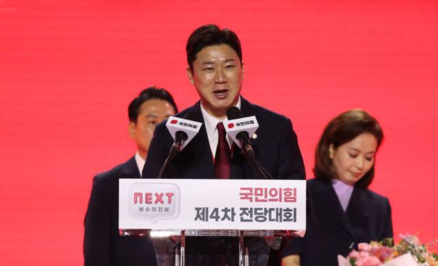 국민의힘 진종오 청년 최고위원이 23일 경기 고양 킨텍스에서 열린 제4차 국민의힘 전당대회에서 청년 최고위원으로 선출된 뒤 수락 연설을 하고 있다. 2024.7.23 [공동취재]