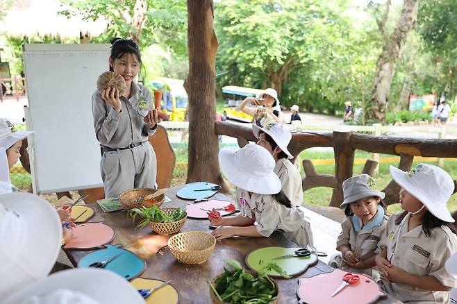 사육사 체험을 위한 교육을 진행하고 있다.