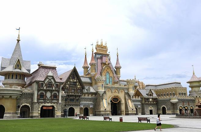 빈원더스의 웅장한 입구. 디즈니랜드 못지 않다.