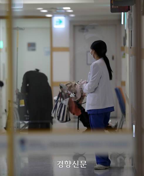 지난해 4월17일 주 4일제 시범사업을 운영 중이었던 서울 서대문구 신촌 세브란스병원에서 의료진들이 업무를 보고 있다. 권도현 기자